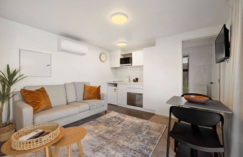 Sunshine Bay Apartment | Luxurious Ridge Retreat studio