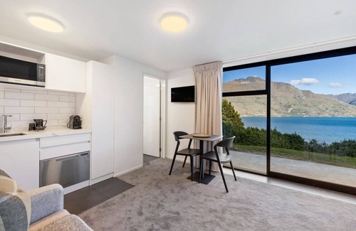 Sunshine Bay Apartment | Luxurious Ridge Retreat studio