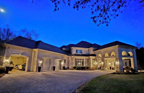 Kaukauna House | Luxurious Riverfront, Indoor Golf, Gym, Nature paradise