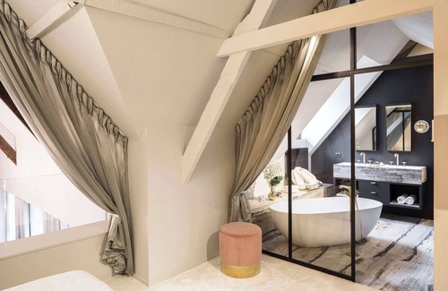Wilde Zee Apartment | Luxurious royal duplex suite with atrium views