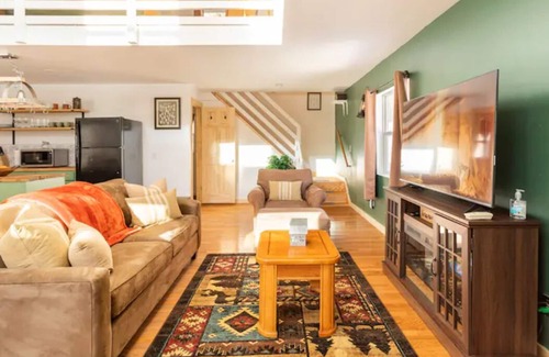 Catskill Cabin | Luxurious Serene Loft Cabin with Hot-Tub in the Heart of the Catskills