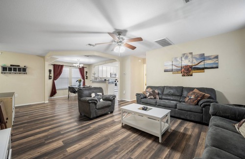 Montopolis House | LUXURIOUS, SPACIOUS, AND CENTRALLY LOCATED HOME WITH POOL AND PUTTING GREEN