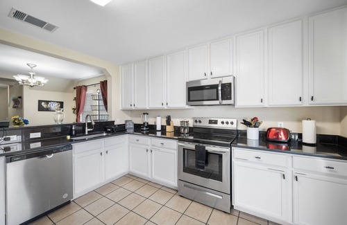 Montopolis House | LUXURIOUS, SPACIOUS, AND CENTRALLY LOCATED HOME WITH POOL AND PUTTING GREEN
