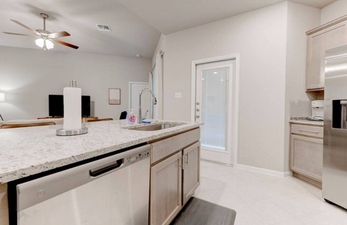 Leon Junction House | Luxurious Spacious Retreat in Temple