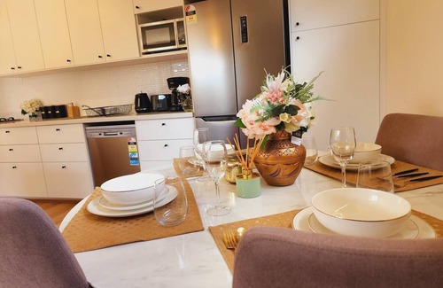 Coolbellup Apartment | Luxurious & Stylish home - 10 Mins from Freemantle & Fiona S. Hosp & Murdoch Uni