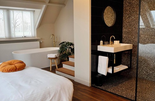 Appeltern Hotel | Luxurious suite with river meadow views, modern amenities, and an elegant, relaxing atmosphere.