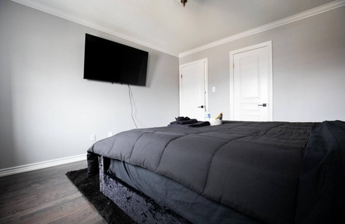 Bowmanville House | Luxurious Summer Fun Resort W/ POOL+HOT TUB+MOVIE THEATRE