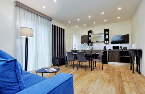 Rione XVI Ludovisi Apartment | Luxurious three-room apartment with balcony, at the corner of Via Veneto