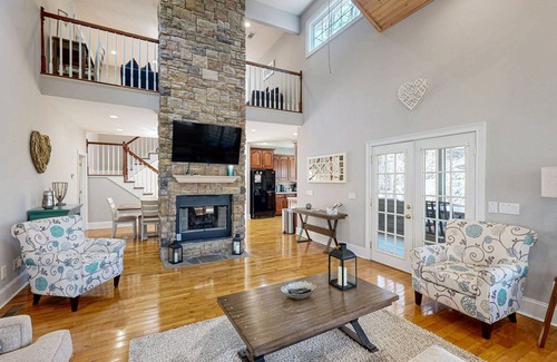 Helen House | Luxurious Tree House Retreat with wrap around balconies and Hot Tub