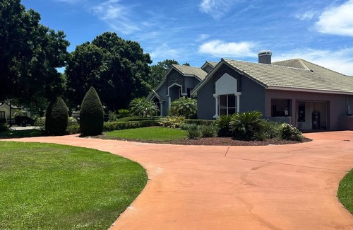 Windermere House | Luxurious Vacation Home in Beautiful Windermere, 20 Min. to Disney & Universal!