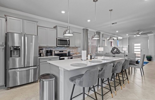 Four Corners House | Luxurious Vacation Home w/Private Pool, BBQ, Arcade Game Room, Netflix & Wifi.