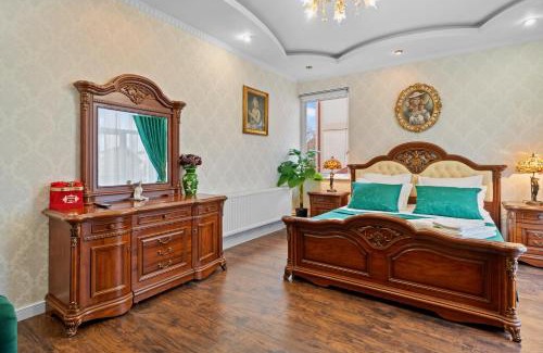 Sector 1 Apartment | Luxurious Villa with Lush Garden and Huge Terrace near Herastrau Park
