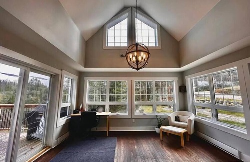 Namur House | Luxurious Waterfront 6 BDRM Chalet w/Billiards, Game Room & Unforgettable Views
