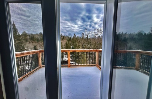 Namur House | Luxurious Waterfront 6 BDRM Chalet w/Billiards, Game Room & Unforgettable Views