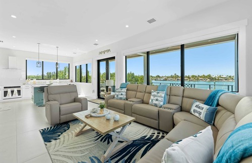 Marathon House | Luxurious Waterfront Getaway in Marathon