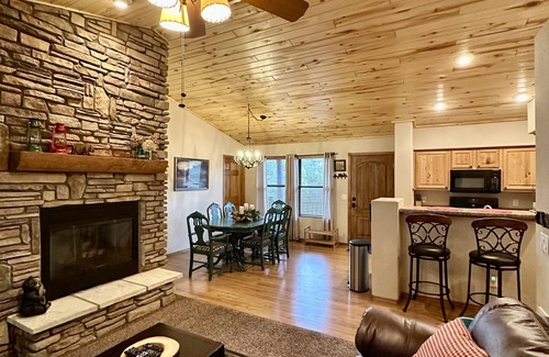 Show Low Cabin | Luxurious Year Round Retreat, Sleeps 6, Gorgeous Views!