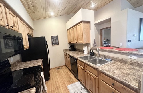 Show Low Cabin | Luxurious Year Round Retreat, Sleeps 6, Gorgeous Views!