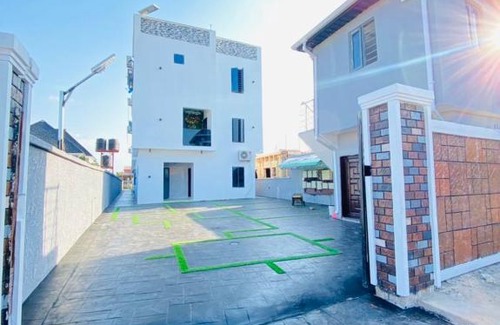 Alimosho Apartment | Luxury 1 bed + Wi-Fi & Pool