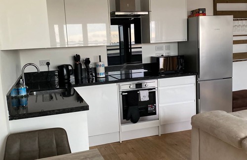 Borehamwood Apartment | Luxury 1 Bedroom Apartment with Netflix & Parking