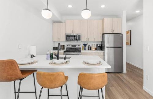 St. Anthony West Apartment | Luxury 1BD DT Roof top Gym Street Parking