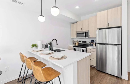 St. Anthony West Apartment | Luxury 1BD Gym, Rooftop, Street Parking by DT, UMN
