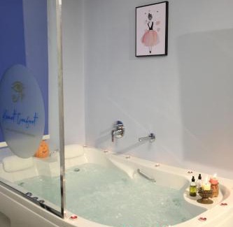 Heliopolis Apartment | Luxury 1BD Studio wz Jacuzzi 5min to Airport, Massager