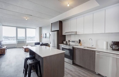 Laval Apartment | Luxury 1BR Apt with Great Views and Gym