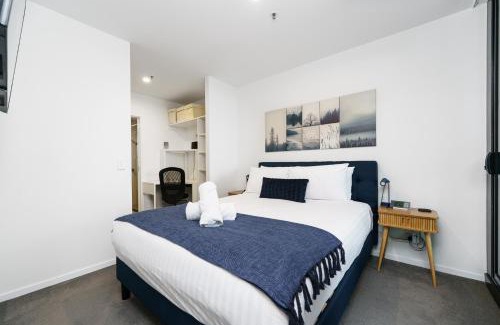 Belconnen Apartment | Luxury 1BR Apt with Lake Views in Belconnen - Hosted by Canstay