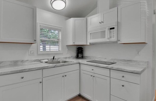 Gatlinburg - Pigeon Forge House | Luxury 1BR Cottage with Parking
