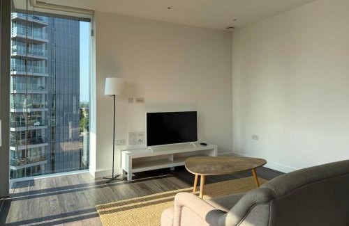 Moffat Apartment | Luxury 1BR with Balcony & City Views near Aldgate
