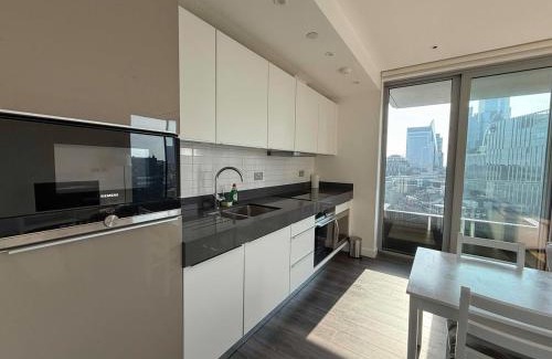 Moffat Apartment | Luxury 1BR with Balcony & City Views near Aldgate