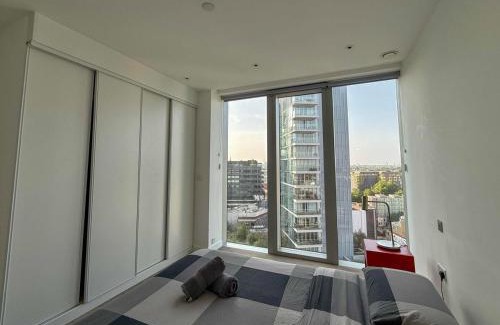 Moffat Apartment | Luxury 1BR with Balcony & City Views near Aldgate
