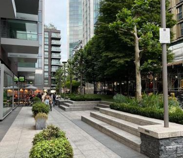 Moffat Apartment | Luxury 1BR with Balcony & City Views near Aldgate