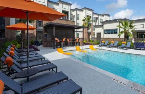 Houston Apartment | Luxury 1BR With Balcony Near Airport