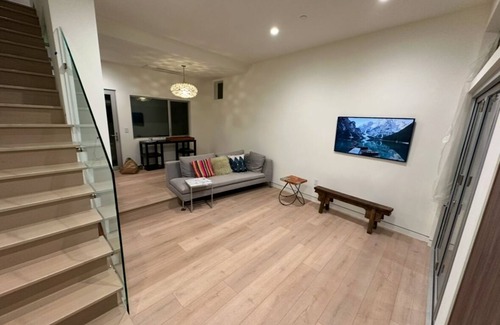 Sunset Park House | Luxury 2+2 townhome in beautiful Santa Monica with small office space and yard.