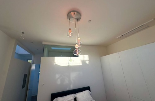 Sunset Park House | Luxury 2+2 townhome in beautiful Santa Monica with small office space and yard.