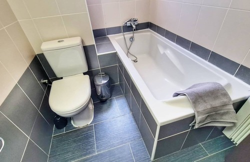 Ayios Dhometios Apartment | Luxury 2-bed apartment minutes to downtown