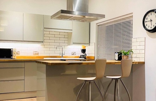 Eaton Apartment | Luxury 2 bed Apartment Golden Triangle w Parking