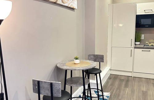 Dudley Apartment | Luxury 2 bed flat with a kitchen and its family friendly too!