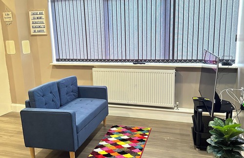 Dudley Apartment | Luxury 2 bed flat with a kitchen and its family friendly too!