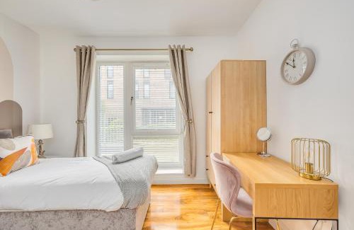 Milton Keynes Apartment | Luxury 2 Bedroom 2 Bathroom Apartment - City Centre - Free Parking, Balcony and Smart TVs with Sky TV and Netflix by Yoko Property