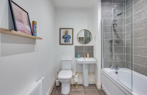 Milton Keynes Apartment | Luxury 2 Bedroom 2 Bathroom Apartment - City Centre - Free Parking, Balcony and Smart TVs with Sky TV and Netflix by Yoko Property