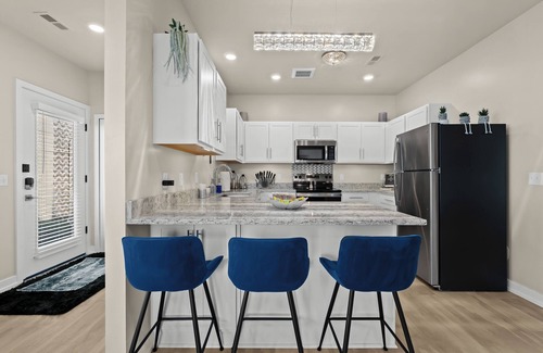 Royal Oak Apartment | Luxury 2-bedroom apartment in awesome Downtown Royal Oak with fWiFi