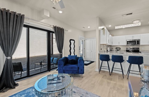 Royal Oak Apartment | Luxury 2-bedroom apartment in awesome Downtown Royal Oak with fWiFi