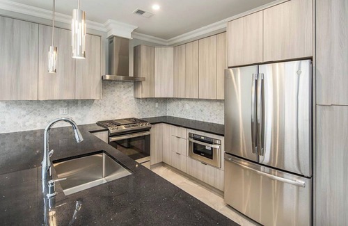 The Heights Condo | Luxury 2-bedroom condo in charming Jersey City with private deck and NYC views