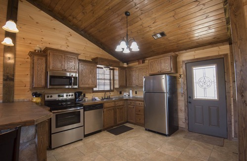 Smithville Cabin | Luxury 2-BR Cabin on 4.8 acres From 2018 at Mt Fork River -10 Kayaks included!