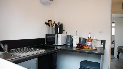 Coventry House | Luxury 2 Guest House, Parking with EV , WIFI AND NETFLIX