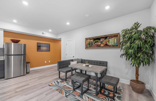 Center City Apartment | Luxury 2B, 2Ba, Pool Table, Parking!