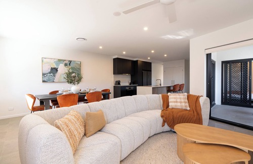 Mount Gravatt East Apartment | Luxury 2BD apartment mountain view free parking walking distance to shopping