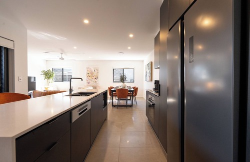 Mount Gravatt East Apartment | Luxury 2BD apartment mountain view free parking walking distance to shopping